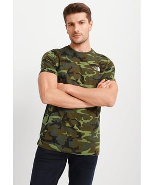 Heren 'simple Dome' T-shirt van The North Face. Gemaakt van zacht puur katoen. Het klassieke T-shirt heeft een geribbelde ronde hals, korte mouwen en een rechte zoom. Compleet met een The North Face-logo op de borst en achterkant. Geweven merklabel aan de zoom.