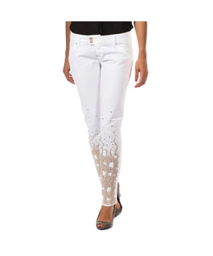 Long denim trousers. 
 White color. 
 Design with gold studs on the front. 
 Zipper closure and buttons, on the front. 
 Waist with belt loops. 
 Two open pockets, on the front. 
 Two open pockets at the back. 
 Metallic application with the name of the engraved mark, on one of the back pockets. 
 Basses with narrow cut. 
 Stitched seams.
 Composition: 97% Cotton. - 3% Elastane.
 Care:
Washing instructions:
 - Wash maximum at 40ºC.
 - Iron at medium temperature, max. 110ºC.
 - Allows you to use a dryer.
 - Do not use bleach.
 - Does not support dry cleaning.