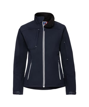 Softshell-jas met een tijdloos design. Zeer water- en windbestendig. Eigentijdse pasvorm. Contrasterende ritsen en accenten voor een verfijnde look. Bedekte zakken met rits: één op de borst en één op de mouw. Bescherming van de kinbeschermer. Opstaande kraag en binnenste stormflap om wind en tocht af te weren. Verstelbare mouwzomen met geïnjecteerde manchetknopen en lusaanrakingssluiting. Materiaal: 94% Polyester, 6% Elastaan.