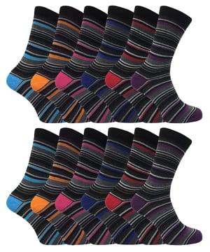 Een set katoenen herensokken mag niet ontbreken in de sokkenla van elke man. Daarom hebben we deze 12-pack voordelige set geklede sokken gemaakt om die sokkenlade lang mee te gaan! In deze set herensokken vind je geweldige kwaliteit en een uitstekende prijs-kwaliteitverhouding. Deze sokken zijn katoenrijk en zacht, waardoor ze comfortabel en perfect zijn voor dagelijks gebruik. Ze hebben een stay up bovenkant aan de bovenkant van de sok om ervoor te zorgen dat ze ook niet naar beneden vallen. Aangezien deze sokken een standaard geklede sok zijn, betekent dit dat ze ideaal zijn voor elke dag, of het nu een werkdag, een dagje uit of een avondevenement is, ze zullen je zeker de hele tijd comfortabel houden. Deze sokken hebben 6 kleuren in elk pakket, waaronder: blauw, oranje, roze, rood, koningsblauw en paars, dus met 2 van elke kleur heb je genoeg keuze voor je voeten voor 2 weken achter elkaar! Deze sokken zijn een set van in totaal 12 paar, waardoor ze veel waar voor hun geld bieden. Ze zijn maat 39-45 EU 39-45 EUR 7-12 US georganiseerd in een pakket van 12 paar en gemaakt van 80% Katoen 10% nylon 7% polyester 3% lycra, ze zijn machinewasbaar.