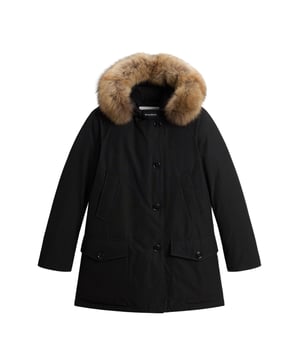 Deze damesparka combineert stijlvolle functionaliteit en maximaal comfort voor koude dagen. De normale pasvorm en het trekkoord in de taille zorgen voor een aansluitend silhouet. Een afneembare capuchon met afneembare rand van echt bont biedt veelzijdige stylingopties en extra bescherming tegen weer en wind. De ritssluiting met stormflap en knoopsluiting garandeert betrouwbare warmte-isolatie. Een klittenbandsluiting met logo op de kraag voegt een subtiel, modieus accent toe. Praktische klepzakken met knopen, borstzakken en binnenzakken bieden veel opbergruimte voor je essentials. Geribde binnenmanchetten houden de kou buiten en zorgen voor behaaglijke warmte. De parka is warm gevoerd en water- en windafstotend, zodat je zelfs bij oncomfortabel weer goed uitgerust bent. Hij is gemaakt van hoogwaardige materialen en is comfortabel om de hele dag te dragen. Een essentieel kledingstuk voor je wintergarderobe dat stijl en functie perfect combineert.