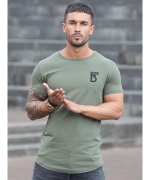 Bound By Honor Designer heren Athletic Slim Fit T-shirt. Ideaal voor gymkleding. Lang model met ronde zoom en ronde hals met korte mouwen en geborduurd logo op de voorkant