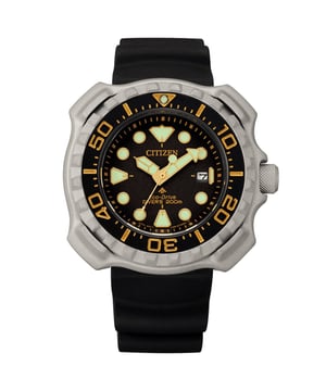 Diese Citizen Promaster Marine Analog Uhr für  Herren ist das perfekte Accessoire zum tragen oder verschenken. Ihr Grau 46 mm Rund Gehäuse kombiniert mit dem bequemen Schwarz Armband aus  Gummi garantiert, dass Sie diese atemberaubende Uhr kompromisslos genießen werden. Angetrieben von einem hochwertigen Eco-Drive Uhrwerk und wasserdicht bis 20 bars, läuft Ihre Uhr stets weiter. Diese Uhr verfügt über eine Eco-Drive-Technologie (wird von jeder Lichtquelle aufgeladen; benötigt keine Batterie) und wird mit einem Verlängerungsband geliefert -Diese Analog Uhr verfügt über eine Kalenderfunktion: Datum, Solar, Leuchtzeiger, Leuchtziffern, Verschraubte Krone Diese hochwertige Uhr hat ein Schwarz Gummi Band ( 21 cm Länge und 20 mm Breite) mit einer Dornschließe Gehäusedurchmesser: 46 mm,Gehäuse Höhe: 13 mm, Gehäusefarbe: Grau, Zifferblattfarbe: Grau