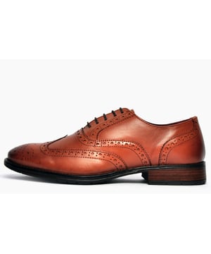 Creating timeless style, the Detroit is a traditional brogue full of heritage, along with a durable premium leather upper the Detroit showcases traditional brogue punch hole detailing, for a 5 star finish. The rubber sole adds a modest heel in keeping with traditional brogue styling, offering unbeatable Catesby England styling at a price not to be missed. 
 - Premium leather upper 
 - Classic punch hole detailing 
 - 5 eyelet lace-up closure for the perfect fit 
 - Intricate designer stitching
 - Studded rubber outsole 
 - Authentic vintage look
