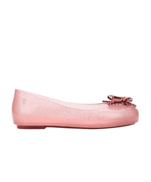 Keep your childs feet happy and dazzling with the Melissa Sweet Love Fly ballerinas! Delicate and charming, they have injected glitter details on the upper and on the sole. The highlights are the two butterflies on the vamp - the bottom one has small sparkly details, and the top one is a sophisticated silver
