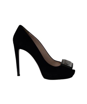 VINTAGE, NEUPREIS WIE NEU  
Verleihen Sie Ihren Füßen Schönheit und Eleganz mit diesen Pumps von Miu Miu. Diese Pumps sind aus schwarzem Wildleder gefertigt und werden durch Kristallverzierungen an der Vorderseite, den offenen Zehen, den Absätzen und den Plateaus akzentuiert. Verbessern Sie den Look Ihres Ensembles, indem Sie diese Pumps stylen.  

Miu Miu Kristallverzierte Peeptoe-Plateaupumps aus schwarzem Wildleder  
Zustand: Gut  
Abnutzungserscheinungen: Mäßige Abnutzung an den Sohlen, Reparaturbedarf an den Fersenlaschen, faire Abnutzungszeichen an den Sohlen, fairer Flusen auf den Schuhen: abnehmbar  
Größe: EU 38/US 8  
Farbe: Schwarz  
Material: Wildleder  
SKU: 196301