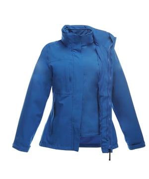 Waterdichte en ademende Isotex 10000-stof Gedeeltelijk gaas, gedeeltelijk polyester tafzijde voering Getapete naden Verborgen capuchon met verstellers 2 onderste zakkenhebben een rits en ook 1 borstzak met rits Dubbele stormflap met klittenband Verstelbare manchetten Verstelbare schokkoord zoom Gevormde pasvorm 100% Polyester Regatta damesmaten (borstomtrek ongeveer): 34 (76 cm), 36 (81 cm), 38 (86 cm), 40 (92 cm), 42 (97 cm), 44 (102 cm), 46 (109cm), 48 (114cm), 50 (122cm), 52 (127cm), 54 (132cm), 56 (137cm), 58 (142cm), 60 (147 cm), 62 (152 cm), 64 (158 cm).
