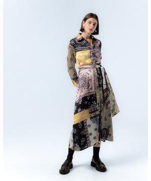 El vestido midi patchwork Mia te envolverá en la suavidad de los tonos pastel. Con su encantador estampado patchwork en rosa, verde y amarillo, esta prenda irradia un aire romántico y fresco. Perfecto para dar alegría y estilo a tus días.
 
 
 
 Vestido midi con cuello pico. 
 
 Cierre frontal con botones. 
 
 Manga larga con puño smoking. 
 
 Cinturón confeccionado en mismo tejido ajustable con lazada. 
 
 Tejido satinado. 
 
 Estampado patchwork.