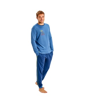 Pijama de  manga larga Munich.
Color Azul
Camiseta de manga larga y cuello redondo.
Diseño con gráficos de la marca.
Pantalón largo.
Cinturilla elástica.
Bajos rectos.
Costuras vistas a tono.

Composición:  60% Poliéster, 40% Algodón.

-Lavar a temperatura máx. 30º.
-No usar lejía.
-Planchar a temperatura máx. 110º.
-No admite lavado en seco.
-Permite utilizar secadora.