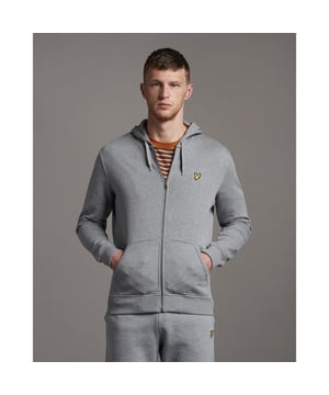 De Lyle & Scott Zip Through Hoodie voor heren is een garderobe-item voor alle seizoenen en is gemaakt om als laagje te dragen. Deze herenhoodie met rits is gemaakt van 100% katoen en voorzien van onze iconische Golden Eagle-branding. Hij is casual, praktisch en ongelooflijk veelzijdig. Compleet met capuchon met trekkoord, kangoeroezak en geribbelde manchetten en zoom voor een getailleerde pasvorm. Ook verkrijgbaar in grote maten. \n \n Pasvorm: Normaal\n Het is gemaakt om niet te strak of te losjes om het lichaam te passen, waardoor je een klassieke, tijdloos stijlvolle look krijgt. We raden je aan je gebruikelijke maat te bestellen, maar als je tussen twee maten zit, neem dan een maat groter.