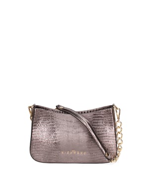 Bolso bandolera para mujer. El cierre es con cremallera. Los bolsillos internos son uno con cremallera. Los bolsillos externos están ausentes. Falta la correa para el hombro. El asa es extraíble en cadena y piel. Hay un compartimento interno. El material exterior es piel auténtica estampada con efecto de lagarto. Internamente está forrado en tejido 70% algodón - 30% poliéster. Medidas: 28x16x7,5 cm. Hecho en Italia