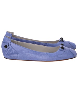 VINTAGE, RRP WIE NEU  
Setzen Sie ein auffälliges Stil-Statement mit den Balenciaga Arena Ballerinas aus blauer Leder, einem wunderschönen Paar Flats, die Luxus und erstklassige Handwerkskunst ausstrahlen. Das runde Zehen-Design ist hervorragend aus glänzendem schwarzem Leder gefertigt, während die Nietenakzente eine wilde und gewagte Ästhetik verleihen. Diese Flats sind ein Zeugnis für das visionäre Design und die Innovation von Balenciaga und verkörpern in jedem Detail das Wesen der Haute Couture und Raffinesse.  
mit Box  

Balenciaga Arena Ballerinas aus blauer Leder  
Zustand: sehr gut  
Abnutzungserscheinungen: Keine sichtbaren Abnutzungserscheinungen. Keine Markierung an der Innensohle, ungenutzt oder einmal getragen, aber wie neu. Sehr leichte Markierung an den Sohlen.  
Verpackung: Box  
Farbe: Blau | Hellblau  
Material: Leder | Leder  
Größe: EU36/US6  
Maß: Innensohlenlänge: 220  
SKU: BADOFRSH376314W