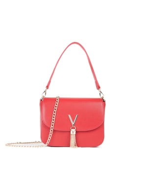 Refresh your everyday style with a Valentino shoulder bag that blends elegance and functionality. Equipped with a removable strap and a chain that adds a touch of class, it allows you to carry it as you prefer, either on the shoulder or by hand. The flap closure ensures practical use and security, while the inner zip pocket keeps small items organized. The eye-catching fringe decoration and the distinctive hanging initial underscore the unique and sophisticated style. Perfect for the new season! Size 17 x 23 x 8 cm