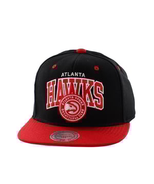 Mitchell & Ness Atlanta Hawks Verstelbare Flat Brim Zwart Rood Unisex Cap MN NBA EU1129 ATLHAW BLKRED