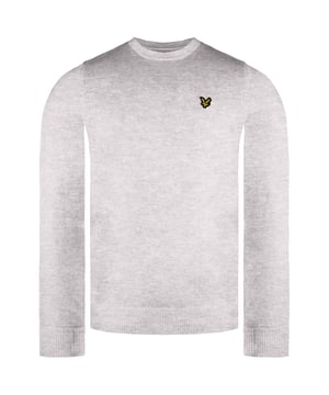 Cuando su colección requiere una actualización de punto de hombre limpia, nítida y clásica; El jersey de Lyle & Scott Crew Neck Cotton Merino es la pieza aguda pero discreta que necesitas. Versátil, halagador y listo para mejorar cualquier aspecto, te llevará de día a noche: use con una camisa de Oxford para trabajar o con chinos para cenar. Este jersey de Merino Blend es una medianaza suave, transpirable y liviana para los días de clima frío. Con un cuello de tripulación acanalado, dobladillos y puños y terminó con el icónico águila en el cofre.

Detalles
Jersey clásico de Merino Blend Crew Teck
Cuello de la tripulación acanalado, dobladillos y puños
85% algodón 15% merino
Águila icónica en el cofre