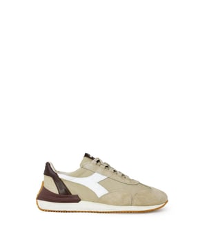Marke: Diadora Heritage  
Geschlecht: Herren  
Typ: Sneakers  
Jahreszeit: Herbst/Winter  
Farbe: beige  
Muster: einfarbig  
Verschluss: Schnürung  
Material: Leder  
Waschen: Maschinenwäsche bei 30°