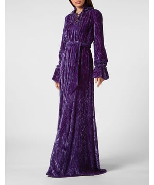 Besondere Anlässe verlangen nach einzigartigen Kleidungsstücken. Wir empfehlen dieses langärmelige Kleid aus Devoré-Samt. Erfahren Sie mehr.    Devoré-Samt auf leichtem Seidenchiffon und Viskose    Ein Samtband am Rüschenkragen reguliert den tiefen Ausschnitt    Puffärmel mit Volantbündchen    Krawattenschärpe an der Taille    Hoher Schlitz auf der rechten Seite