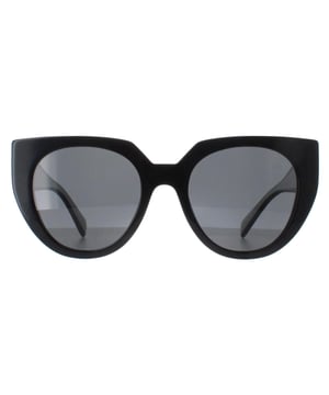 Prada PR14WS 09Q5S0 zwart en talk donkergrijs zonnebril harmonieert verfijning en eigentijdse charme met een cat eye montuur zorgvuldig vervaardigd uit hoogwaardig acetaat, wat duurzaamheid garandeert zonder afbreuk te doen aan comfort. Het iconische Prada logo siert de slapen en symboliseert ongeÃ«venaarde luxe.