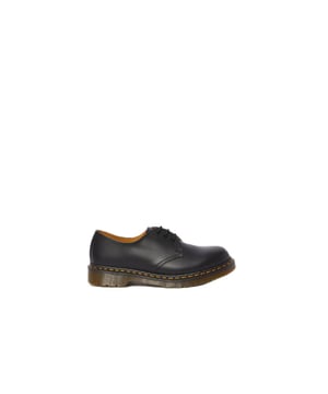 Marca: Dr. Martens.
  Genero: Mujeres.
  Tipo: Zapatos sin cordones.
  Temporada: Primavera/Verano.
  Color: Negro.
  Cierre: Cordones.
  Composicion: 100% piel.