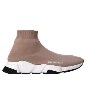 VINTAGE, UVP WIE NEU  
Chic und vielseitig: Die Balenciaga Speed Sneakers aus beigem Polyester sind das Inbegriff von schickem und vielseitigem Schuhwerk. Die neutrale beige Farbe strahlt mühelose Eleganz aus, wodurch diese Sneakers ideal sind, um lässigen Outfits einen stilvollen Akzent zu verleihen. Ob beim Erledigen von Besorgungen oder beim Treffen mit Freunden, diese Sneakers bieten sowohl Komfort als auch modischen Appeal, was sie zu einer vielseitigen und praktischen Ergänzung jeder Garderobe macht.

Balenciaga Speed Sneakers aus beigem Polyester  
Zustand: Sehr gut  
Abnutzungserscheinungen: Kleine Markierungen, leicht gebraucht, aber sehr gut gepflegt. Kleine Abnutzung an der Sohle und Faltenbildung, leichte Kratzer an den Sohlen und Fersen.  
Verpackung: Keine  
Farbe: Beige  
Material: Polyester  
Größe: EU39  
Maße: Absatzhöhe: 4; Innensohlenlänge: 26  
SKU: NAPPUITSH370588W