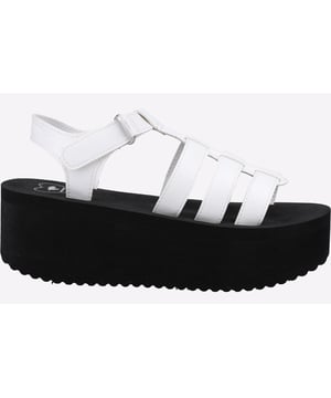Deze plateausandalen Helio van Rocket Dog zijn een durf. opvallende zomeroptie om je outfit naar nieuwe hoogten te tillen. Met een zacht bovenwerk met een verstelbare enkelband voor een perfecte pasvorm. comfortabele pasvorm. witte bandjes op een chunky. zwarte plateauzool met sleehak van 6 cm.