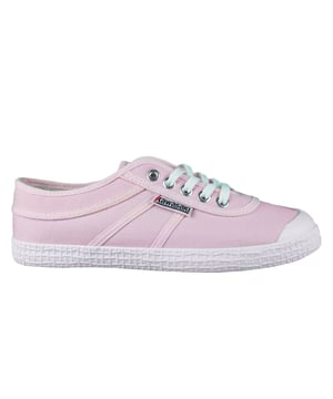 Nuestro zapato de lona original es un zapato popular, llamativo y cómodo. El zapato es un símbolo de originalidad y es el perfecto favorito de todos los tiempos. La gran selección de colores le permite explorar su propio estilo personal... ¿a qué espera?. Detalles del producto. Cordones regulables para un ajuste adecuado. Disponible en numerosos colores para adaptarse a sus preferencias. Unisex. Zapato ligero. El zapato de cordones de corte bajo permite la rotación y la flexibilidad. Parte superior: lona y ante de vaca. Suela: RBGuía de tallas/ajuste. Si estás entre dos tallas, te recomendamos que elijas la más grande.Guía de lavado. Se recomienda no lavar el zapato.
