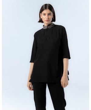 La Blusa Fernanda con Lentejuelas es la elección perfecta para destacar en tus eventos de otoño. Con su elegante diseño y detalles brillantes, esta blusa ofrece un estilo sofisticado y moderno. Ideal para combinar con pantalones oscuros y tacones para un look chic. 
 
 
 
 
 
  Blusa holgada. 
 
 
 
 Manga por debajo del codo. 
 
 Cuello bordado a mano