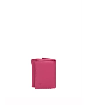 Cartera de hombre. El cierre es con botón de presión. Los bolsillos internos son tarjeteros y porta billetes. Los bolsillos exteriores son uno trasero con clip. Falta la correa para el hombro. Falta el mango. Hay un compartimento interno. El material exterior es 100% Piel Auténtica. Internamente está forrado en piel auténtica. Medidas: 8x10x3 cm. Producto de moda