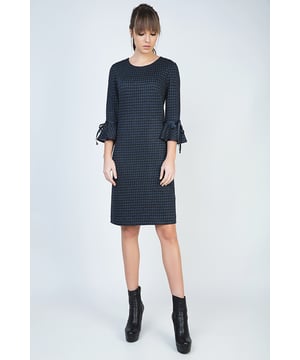 Kariertes Kleid mit Glockenärmeln von Conquista Fashion aus nachhaltigem Stretch-Jersey. Unser Model ist 176cm groß und trägt Größe 36/S. Hergestellt in Griechenland.