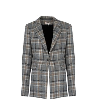 Este diseño a medida hace que nuestra chaqueta sea extremadamente versátil y fácil de combinar, ideal tanto para ocasiones formales como para el uso diario, añadiendo elegancia a cualquier conjunto.

La construcción de un solo botón le da a la chaqueta un look clásico que nunca pasa de moda, asegurando una apariencia pulida y elegante que combina perfectamente con una variedad de estilos.

Abrochada con un botón decorativo, la chaqueta no solo destaca la marca, sino que también agrega un toque sutil y lujoso que atrae la mirada y demuestra una atención al detalle.

Hecha con tejidos de alta calidad y una mezcla de lana, la chaqueta garantiza durabilidad y comodidad, manteniendo al mismo tiempo un aspecto elegante a largo plazo, lo que la convierte en una inversión para años.

Producida en Italia, la chaqueta refleja la excelencia de la artesanía italiana, combinando tradición, precisión y la más alta calidad de fabricación, lo que la convierte en un elemento único en el armario.