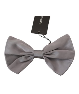 Prachtige zilvergrijze kleur
  Verstelbare nekband
  Kleine metalen gesphaak aan de achterkant van het model
  Gemaakt van 100% zijde
  Klassiek gebonden model
  Afmetingen 17cm x 10cm
  Vervaardigd in Italie
  Perfecte aanvulling op een formele outfit