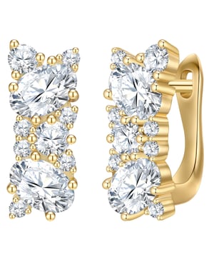 Pure glamor: This is how these hoop earrings from the Rafaela Donata label can be summed up. A lush patchwork trim made of faceted zirconia crystals in different sizes and shapes impressively implements the design motto. The result is real “wow” earlobe accessories that add a sparkling touch to any outfit. The eye-catchers are made of 925 sterling silver and refined with a 14-carat yellow gold finish - a must-have for all fashionistas who love the classic precious metal nuance. A practical folding closure ensures a high level of comfort and is easy to put on and take off.
