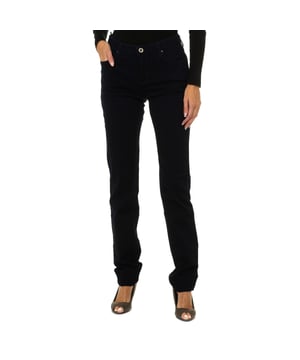 Lange Jeans.
 Farbe Dunkelblau
 Gürtel mit Gürtelschlaufen.
 Reißverschluss und Knopfverschluss auf der Vorderseite.
 Zwei Vordertaschen und eine Minitasche.
 Zwei Taschen auf der Rückseite mit Metallic-Logo.
 Schmaler Schnitt
 Stretch-Stoff.
 Passende sichtbare Nähte.

 Zusammensetzung:
 99% Baumwolle - 1% Elastan.

 Waschanleitung:
 - Maximal bei 30ºC waschen.
 - Bügeln bei mittlerer Temperatur, max. 110 ° C.
 - Erlaubt die Verwendung eines Trockners.
 - Verwenden Sie keine Bleichmittel.
 - Es unterstützt nicht die chemische Reinigung.
 Zusammensetzung: 99% Baumwolle, 1% Elastan
 Pflege:
Maximal bei 30ºC waschen.
 - Bügeln bei mittlerer Temperatur, max. 110ºC.
 - Erlaubt die Verwendung eines Trockners.
 - Keine Bleichmittel verwenden.
 - Kann nicht chemisch gereinigt werden.
