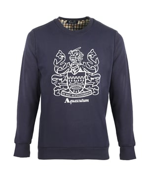 Aquascutum Large Crest Rundhalsausschnitt Navy Sweatshirt. Aquascutum Large Crest Blauer Pullover. Elastischer Kragen, Ärmelabschlüsse und Taille. Hergestellt in Italien. Pullover mit normaler Passform, fällt größengerecht aus. QMF001L0 03