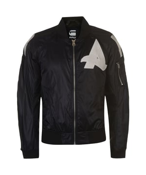 Chaqueta bomber.
Color Negro
Cuello elástico.
Manga larga.
Cierre de cremallera en parte delantera.
Dos bolsillos en parte delantera con cierre de botón.
Parte inferior con goma elástica ajustable a cintura.
Letras bordadas a contraste.
Bolsillos en parte interior.
Forro de red en el interior.
Costuras vistas a tono.

Composición:  100% Poliamida

Lavar máximo a 30ºC.
-No planchar.
- No permite usar secadora.
- No usar lejía.
- No admite el  lavado en seco.