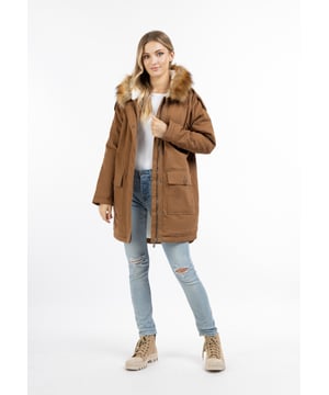 Aus weicher, speziell gewaschener Baumwolle gefertigt, setzt der Winterparka von DreiMaster Vintage auf einen betont lässigen Vintage-Look. Selbst an kalten Tagen und Abenden werden Sie ihn mit Vergnügen tragen, denn dank der Wattierung und der kuscheligen Innenseite hält er Sie wohlig warm. Eine große Kapuze mit flauschigen Fell sorgen für zusätzlichen Schutz. Praktische Pattentaschen mit Knöpfen sind ebenso praktisch, wie modisch. Zahlreiche detailverliebte Logo-Accessoires, wie Ösen oder Nieten sind ganz im Sinne des Labels designt, was einen vintage Charme erweckt.  Winterparka