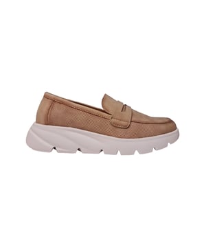 Zapato mocasín deportivo de encaje con detalle de antifaz en su empeine. Cuenta con una cómoda suela acolchada y planta antideslizante.