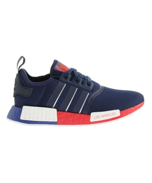 Laat het verleden je gids naar de toekomst zijn. Neem het voortouw als je er eenmaal bent. Deze NMD_R1 schoenen zijn een eerbetoon aan de rijke geschiedenis van adidas op het gebied van hardloopinnovatie en zijn geïnspireerd op de originele NMD die voor het eerst de straten sierde.

Slank, veelzijdig en een tikje futuristisch, dit paar houdt de look strak en klassiek met een soepel gebreid bovenwerk en een Boost middenzool die non-stop comfort levert. Dus van zonsopgang tot zonsondergang ben je er klaar voor. Metalen middenzool plugs maken het helemaal af en voegen een space-age vibe toe.