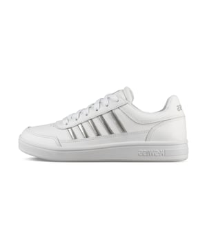 Ervaar de perfecte mix van stijl en comfort met deze damesschoenen. Metallic elementen geven de schoen een dynamische look en zorgen voor opvallende accenten. Strategische perforaties zorgen voor optimale ventilatie en een sportieve look. De robuuste rubberen kuipzool biedt uitstekende grip en duurzaamheid. De klassieke vetersluiting zorgt voor een pasvorm op maat en een goede pasvorm. Discrete labeldetails voegen een vleugje exclusiviteit toe en ronden het ontwerp af. Deze sportschoenen zijn veelzijdig en kunnen worden gecombineerd met zowel casual als elegante outfits. Ze zijn gemaakt van hoogwaardige materialen en bieden de hele dag door maximaal comfort. De zorgvuldige afwerking zorgt ervoor dat je lang plezier zult hebben van deze schoenen. Maak een fashion statement en geniet van de perfecte mix van functionaliteit en design.