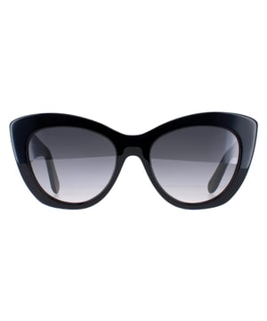 Las gafas de sol Salvatore Ferragamo SF1022S 001 en degradado negro-gris son elegantes monturas cat eye fabricadas en acetato ligero. El icónico logotipo de Salvatore Ferragamo está sutilmente grabado en las patillas, mostrando el toque característico de la marca.