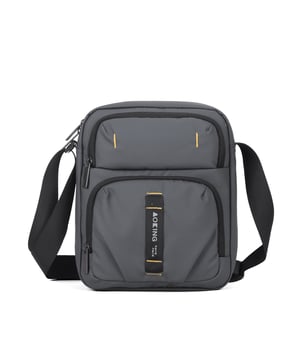 Bolso bandolera unisex. El cierre es con cremallera. Los bolsillos internos son bolsillos multifuncionales. Los bolsillos externos son dos delanteros con cremallera y uno trasero abierto. La bandolera es ajustable en tela. Falta el mango. Hay un compartimento interno. El material exterior es poliéster. Internamente está forrado en poliéster. Medidas: 23x7,5x28 cm. Producto de moda