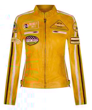 Acabada en nuestro cuero napa de primera calidad y detallada con nuestras insignias vintage bordadas, los entusiastas de las carreras no busquen más. El estilo clásico de motociclista se nivela con la adición de rayas de carreras contrastantes gemelas en las mangas y una colocación pensada de las insignias de carreras para hacer de esta pieza icónica. La chaqueta sigue siendo fiel a sus raíces de motociclista con un cuello clásico de lengüeta corta y dos bolsillos con cremallera ubicados en el pecho para una apariencia tradicional. Para almacenamiento adicional, encuentre dos bolsillos para las manos en la cintura para garantizar que esta chaqueta sea tan práctica como elegante. â€¢ Cuero napa ultra suave 100% premium. â€¢ Cuatro bolsillos exteriores â€¢ Rayas de estilo de carreras en cada una de las mangas de la chaqueta â€¢ Cremallera YKK de longitud completa en la parte delantera â€¢ Insignias de estilo de carreras bordadas en la parte delantera y las mangas de la chaqueta