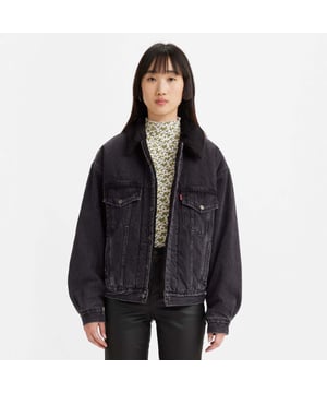 Dames Levis 90's Sherpa Trucker Jacket in het zwart.- Puntkraag.- Knoopsluiting aan de voorkant.- Lange mouwen met knopen aan de manchetten.- Borstzakken met knoopsluiting; steekzakken.- Gevoerd met sherpa.- Vervaardigd met corduroy.- Gemaakt met een uniek '90s profiel en twee zakken met klep.- Lusjes aan de achterkant voor een verstelbare pasvorm.- Relaxed fit.- 100% Katoen.- Ref: A44350000