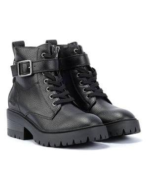 Verhoog je stijl met op bikers geïnspireerde enkellaarsjes met dikke veters, met een duurzame ritssluiting voor gemakkelijk dragen. Deze cruelty-free veganistische laarzen combineren stoer design met alledaagse functionaliteit.