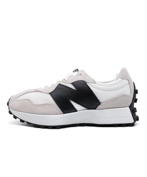 Kleur: Wit Bovenwerk: Stof, leer Interieur: Stof Zool: Rubber Sluiting: Veters New Balance-logodetails aan de buitenkant Pasvorm: Normaal Gelegenheid: Vrije tijd