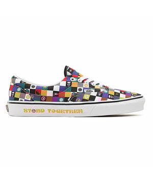 La era de Vans fue la primera zapata diseñada para skaters por skaters. Introducido en 1976 y originalmente llamado las Vans #95, la era se hizo popular por los legendarios z-boys y sigue siendo el zapato elegido para patinadores, surfistas y personas creativas en todo el mundo. Este zapato de la era Doodle de Vans eleva la era clásica y energiza esta silueta tradicional con interpretaciones contemporáneas. La época también incluye ojales de metal, collares acolchados para comodidad adicional y ventajas de goma de goma exclusivas.