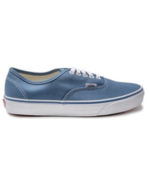 Estos modernos cordones Old Skool te asegurarán que luzcas bien sin importar el clima este año. El cuerpo principal de la zapatilla está hecho de lona azul marino, con cordones blancos y costuras blancas intrincadas y cuidadas. El look se completa con la suela gruesa que agrega durabilidad adicional a este impresionante look.