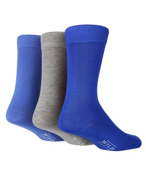 Wild Feet is een geweldige keuze als je op zoek bent naar kwaliteit en sterke en gedurfde kleuren voor je voeten. Als je ervan houdt om een ​​luid statement te maken met je sokken, dan zijn deze perfect! Met 3 kleuren per verpakking heb je keuze te over als het gaat om het kiezen van je sokken voor vandaag! Ze zijn ook gemaakt van een rijke viscose van bamboe-materiaal, waardoor deze sokken tot de zachtste sokken behoren die je ooit zult dragen! Deze sokken zijn ideaal voor dagelijks gebruik of voor de werkdag. Ze kunnen zelfs een geweldig cadeau zijn voor iemand waarvan je weet dat hij een upgrade van zijn sokkenla nodig heeft met het geweldige comfort dat ze bieden. Wild Feet is een reeks sokken met coole ontwerpen, gedurfde kleuren en eigenzinnige slogans - van mopshonden en pinguïns tot leeuwen en lama's! Kies uit een reeks stijlen voor heren en dames, van enkelsokken tot sneakersokken. Er zijn zelfs enkele sportieve stijlen beschikbaar! Er zijn 6 variaties om uit te kiezen met 3 kleuren per verpakking. Ze zijn verkrijgbaar in één maat heren 39-45 EU, zijn gemaakt van 70% viscose bamboe en kunnen in de machine worden gewassen.