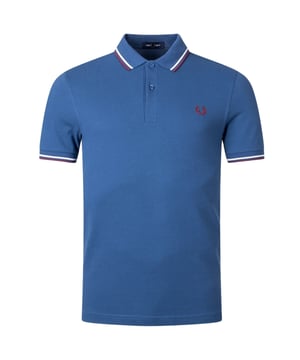 Fred Perry Twin Tipped M3600 R19 blauw poloshirt. Dit klassieke Fred Perry-poloshirt voegt een tijdloze stijl toe aan elke garderobe. Het subtiele ontwerp maakt het tot een basisstuk in je garderobe dat je voor elke gelegenheid zowel casual als casual kunt dragen. Deze polo straalt moeiteloze verfijning en moeiteloze moderniteit uit en wordt zeker je nieuwe favoriet! Ontwerp met dubbele tip op mouw en kraag. Knoopsluiting bij de nek, slanke pasvorm. 100% katoen, lauwerkranslogo. Stijl: M3600 R19