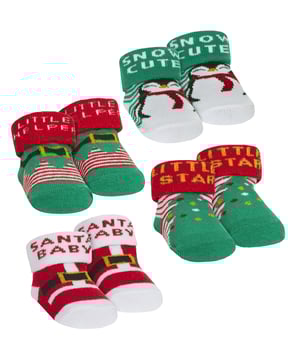 Je baby is het schattigste kleine ding ter wereld. Je wilt dat hun eerste kerst speciaal is, dus je moet ze veilig en knus houden. Deze babysokjes zijn zacht, pluizig en behaaglijk en perfect om je kleintje warm te houden tijdens de feestdagen. Ze worden geleverd met 4 feestelijke ontwerpen per verpakking: kerstman, pinguïns, elfjes en kerstbomen, allemaal met schattige tekstjes erop elk met: "Santa Baby", "Snow Cute", "Little Helper" & "Little Star". Deze kerstsokken zijn het ideale cadeau of zelfs kousvuller voor de feestdagen. Ze zullen er zeker van houden dat ze hun voeten opfleuren. Ze worden ook geleverd in een feestelijk cadeauzakje, waardoor ze een perfect kerstcadeau-idee zijn! Ze zijn gemaakt van zacht en comfortabel materiaal dat ervoor zorgt dat die tenen lekker warm blijven. En het beste van alles? Ze zijn machinewasbaar, dus je kunt ze het hele seizoen mooi houden! Deze sokken worden geleverd in verpakkingen van 4 met schattige feestelijke patronen. Ze zijn gemaakt van 70% katoen, 23% polyester, 5% elastaan ​​en 2% metallic vezels, zijn verkrijgbaar in 2 babymaten: 0-6 & 6-12 maanden, ze zijn machinewasbaar. b>Extra productdetails Kerstmissokken voor baby's Zacht, pluizig en gezellig 4 feestelijke ontwerpen per verpakking Kerstman, pinguïns, elfjes en kerstboom Een perfecte Kerstcadeau Wordt geleverd in een feestelijk cadeauzakje Grote waarde voor uw geld 2 baby's maten: 0-6 en 6-12 maanden Machinewasbaar